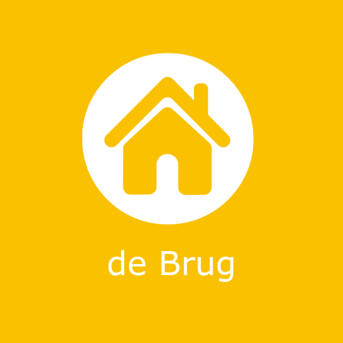 Een geel vierkant met een wit huisicoon als logo. Onder het icoon staat de naam "de Brug" en de beschrijving "Crisis- & observatiegroep." Deze groep biedt ondersteuning in crisissituaties en helpt bij observatie en begeleiding voor jongeren die extra zorg nodig hebben.